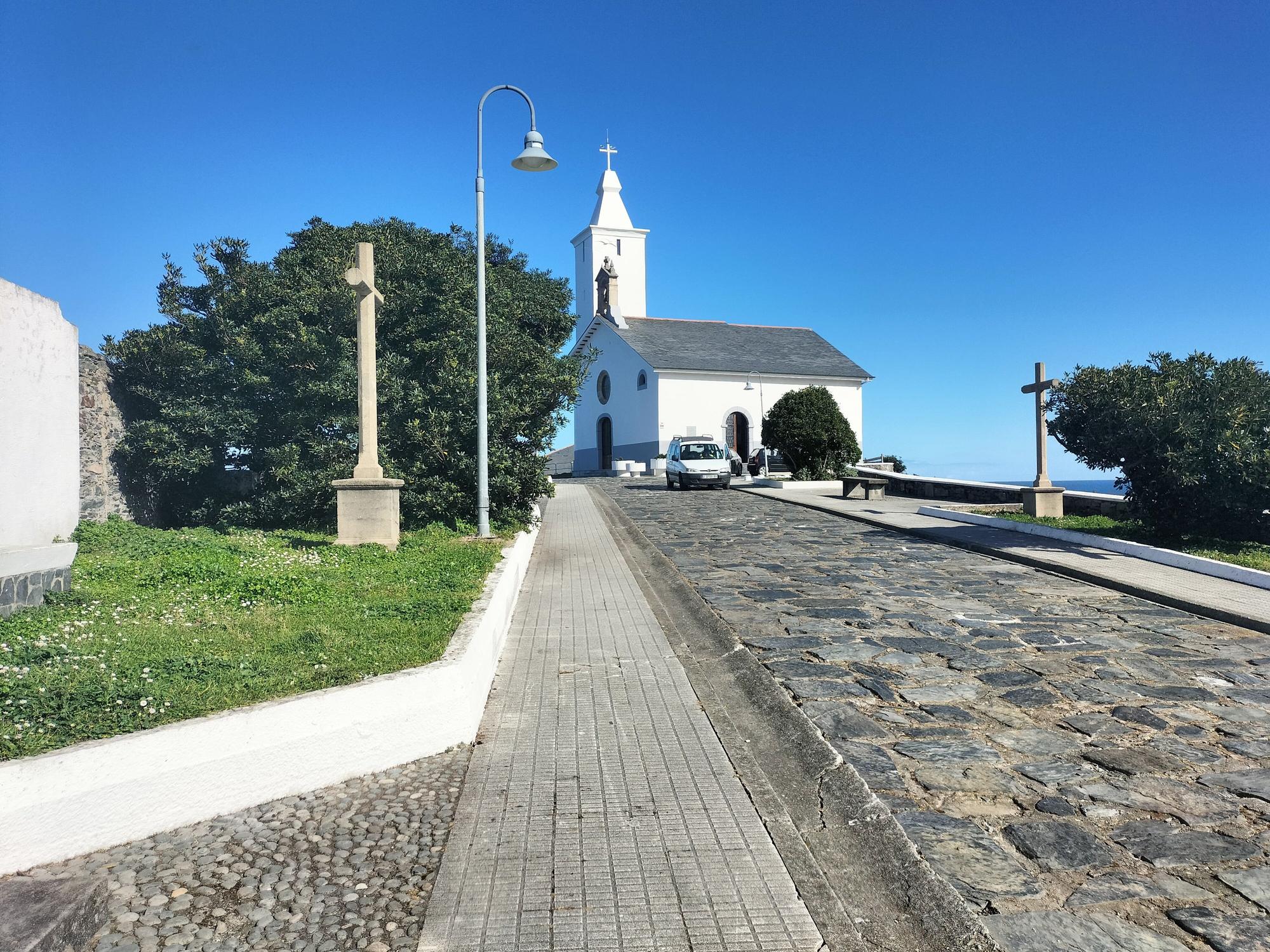 Estos son los preparativos de la Semana Santa de Luarca: limpieza de tronos, preparación de túnicas y cambios de atuendo para el Nazareno, San Juan y la Verónica