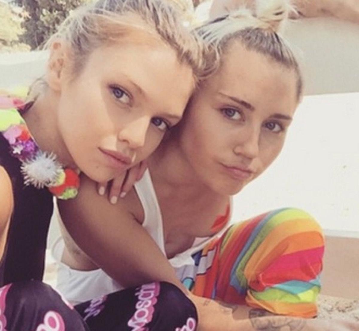 Stella Maxwell y Miley Cyrus