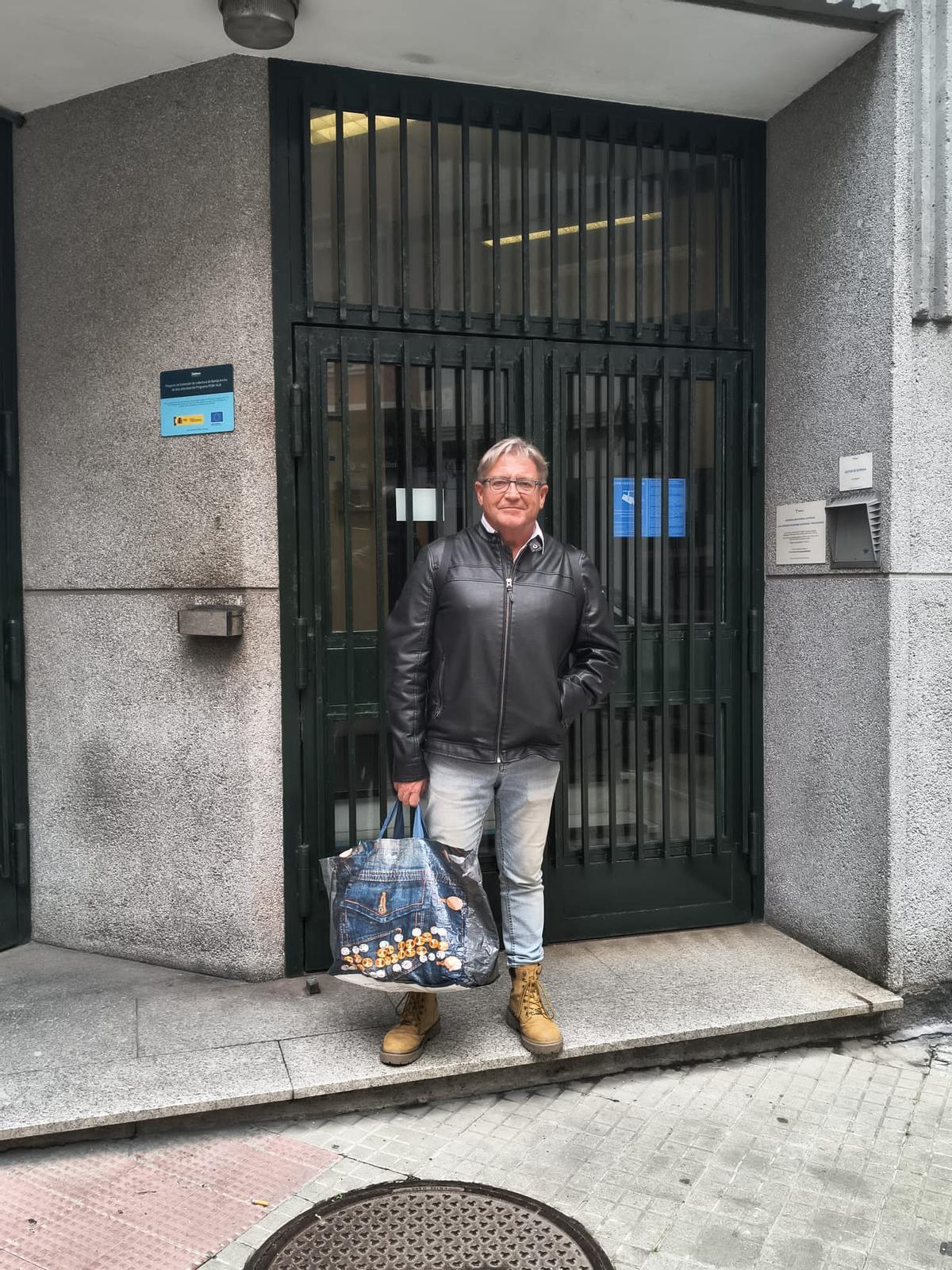 Aníbal Rodríguez, el último día de trabajo, delante de la puerta de Telefónica en A Coruña