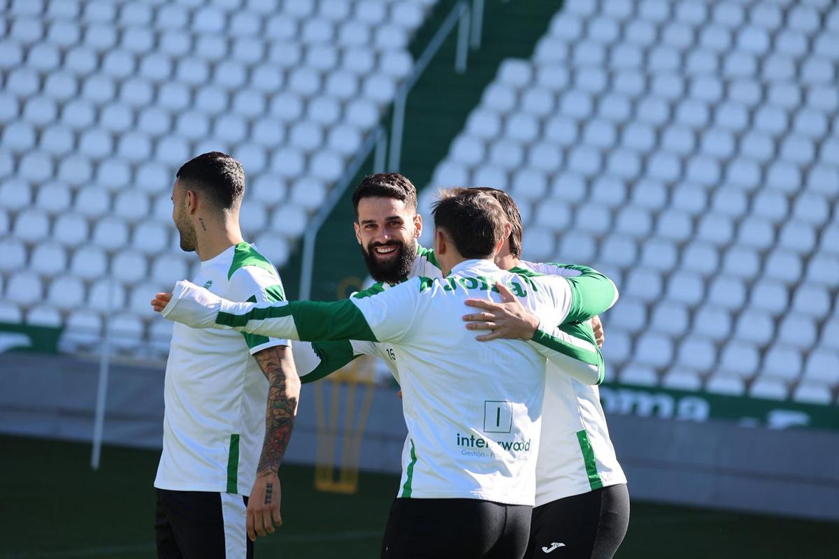 Varios jugadores del primer equipo en el entrenamiento de este viernes