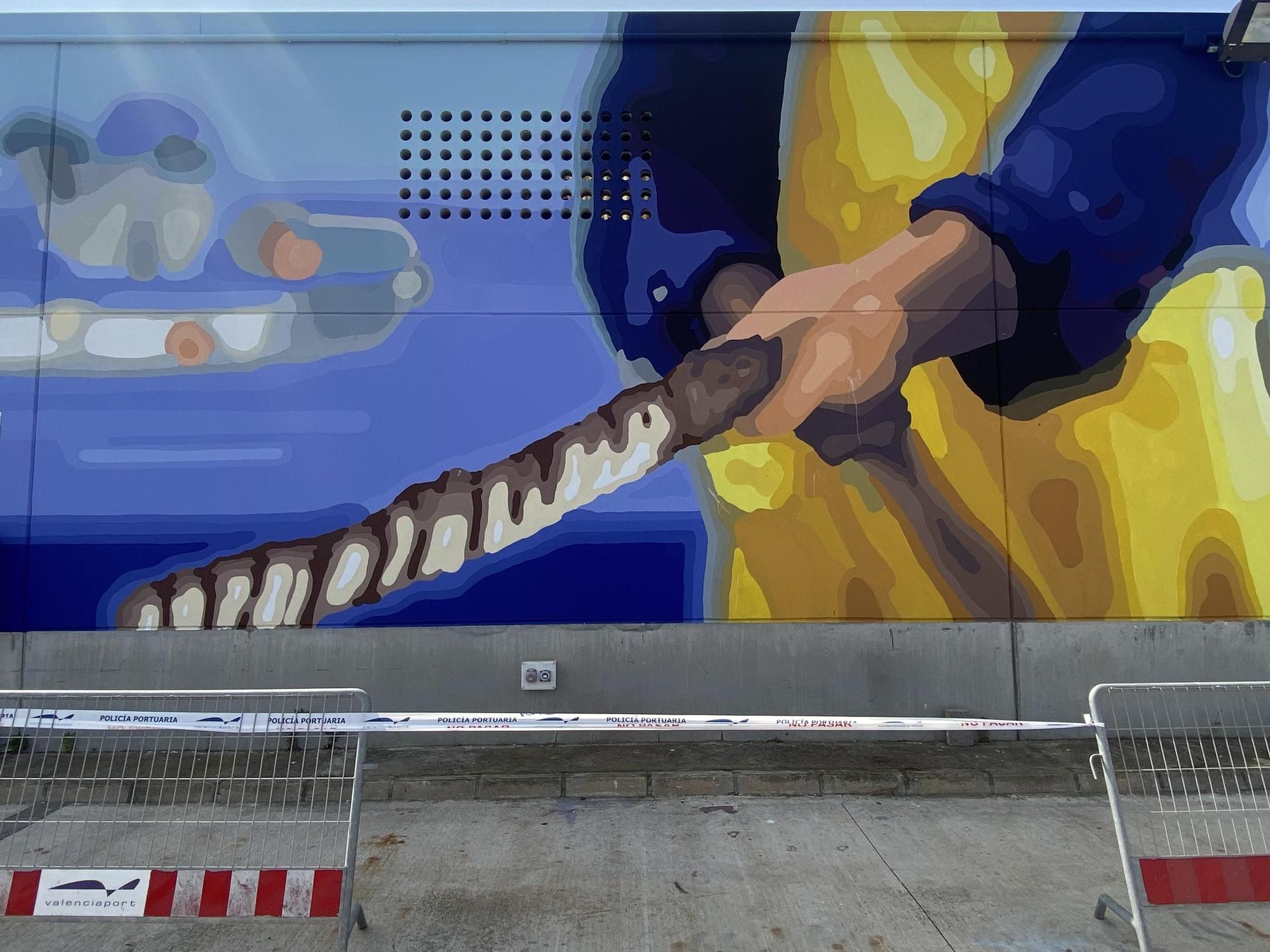 El mural "Teixint Xarxes" en la dársena del Puerto de Gandia