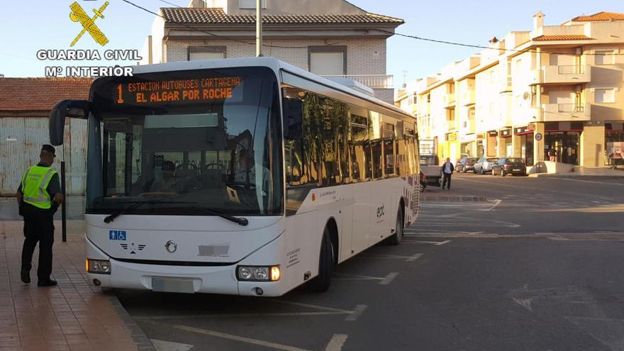 Sorprenden a un individuo en un autobús tras robar un televisor de una vivienda