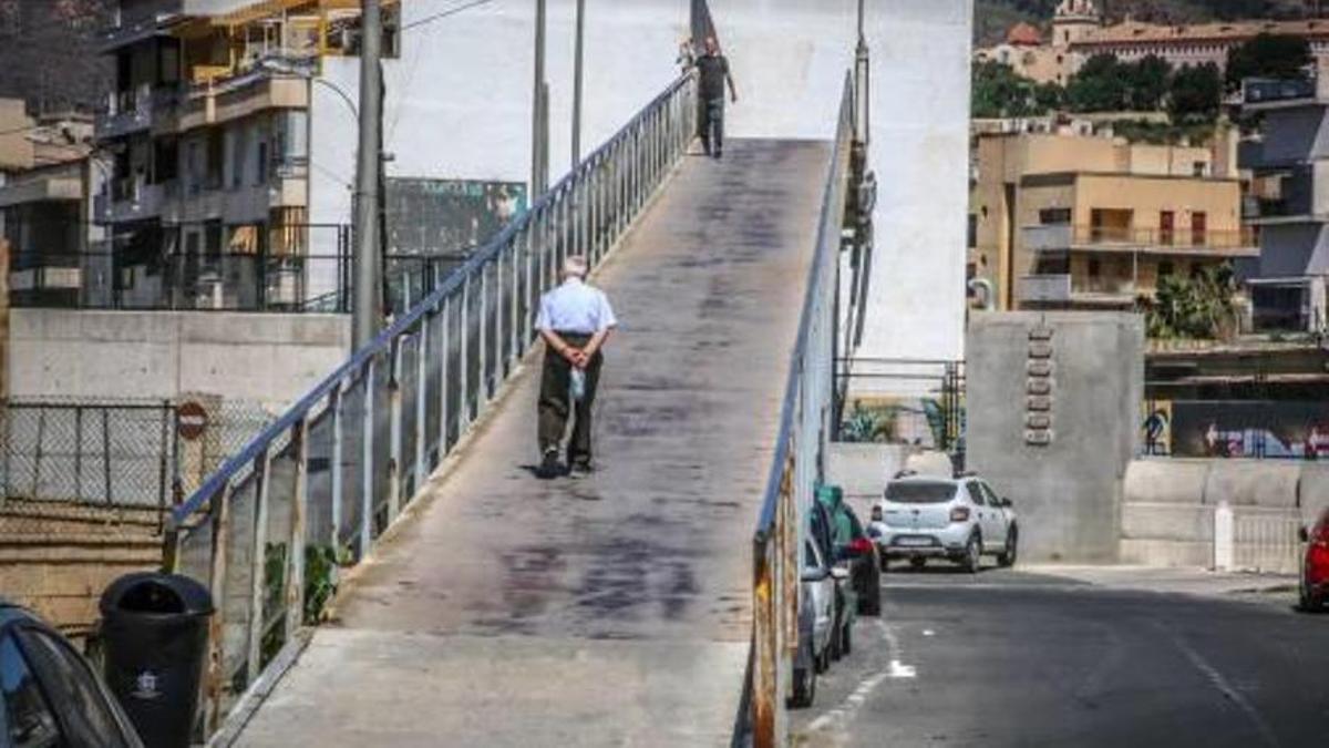 Pasarela de metal y provisional que conecta Correntías con el casco urbano sobre la plataforma del AVE