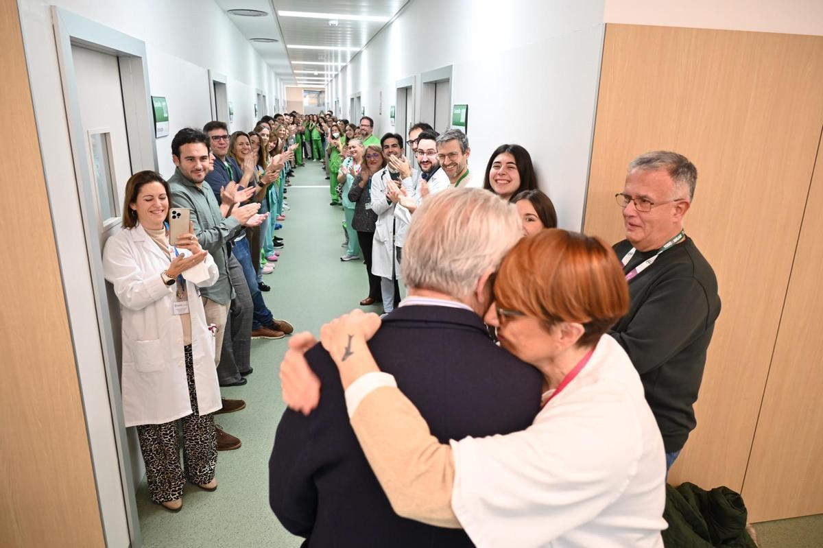 Los compañeros del servicio de Oncología despiden al doctor Emilio Alba con un gran aplauso