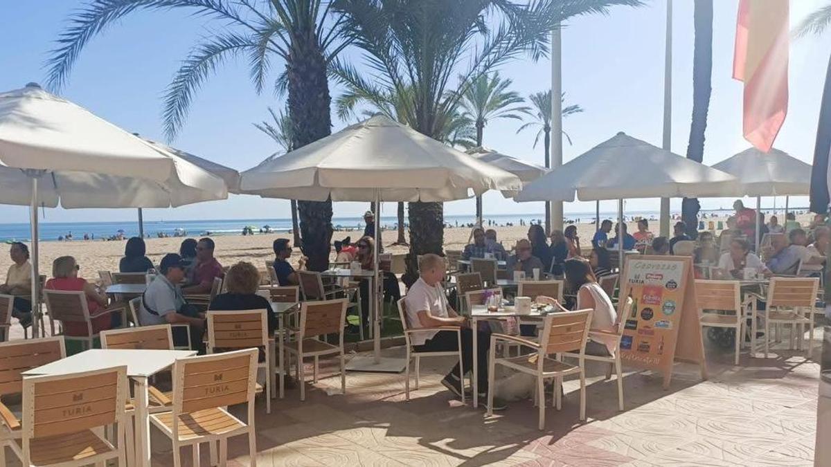 Una terraza del paseo marítimo con una notable afluencia, en una imagen de archivo.