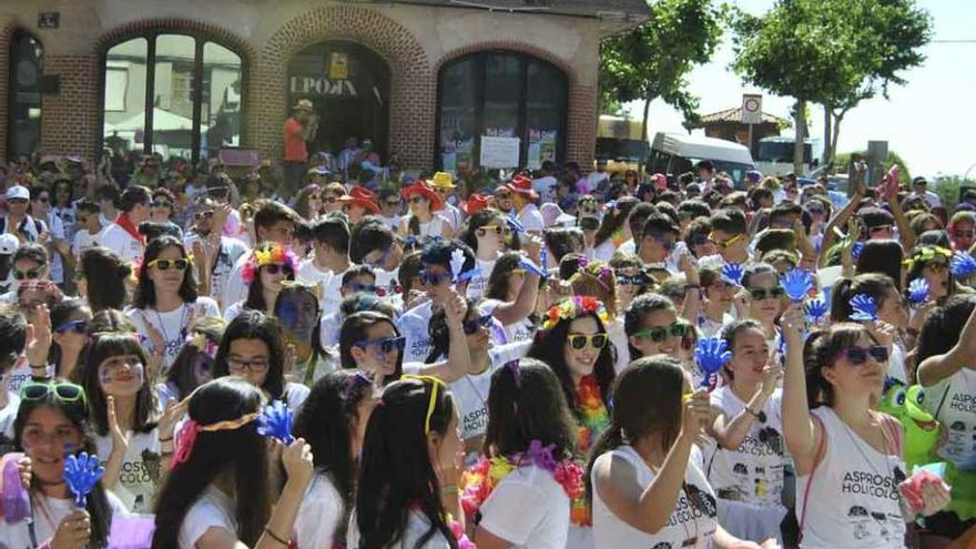 Multitud de jóvenes bailan al ritmo de las canciones del DJ.