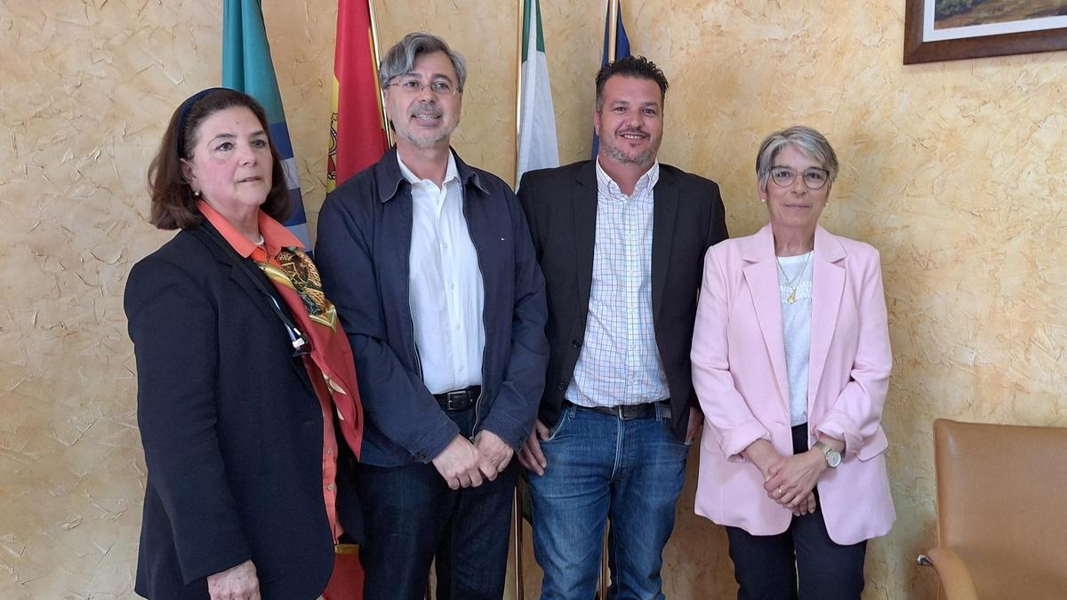 El nuevo alcalde de Totalán, Miguel Ángel Escaño, acompañado por la edil independiente Margarita Blanco y los otros dos concejales del PSOE.