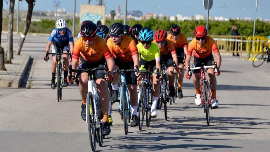 Ciclistas de la Forca durante la carrera de escuelas en Vinalesa