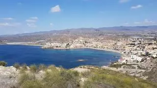 Una patera con una veintena de migrantes llega a la playa de Calabardina