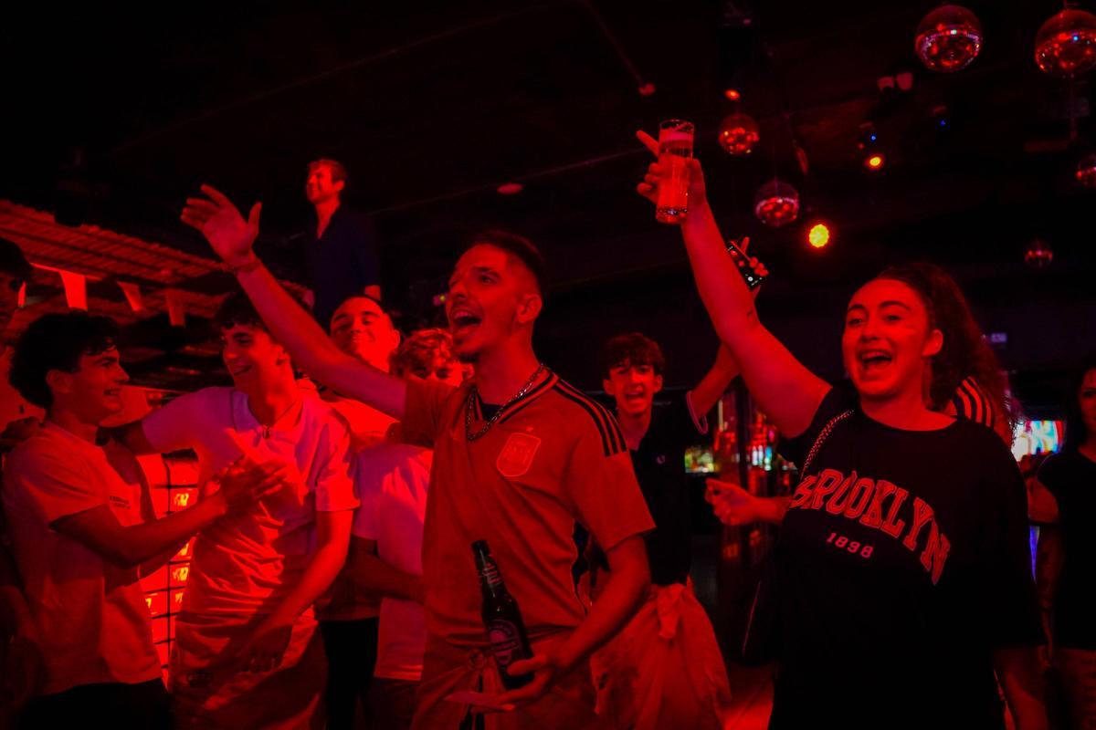 Cantante barcelonés Luis Gual en la discoteca Bling Bling antes del partido España contra Francia.