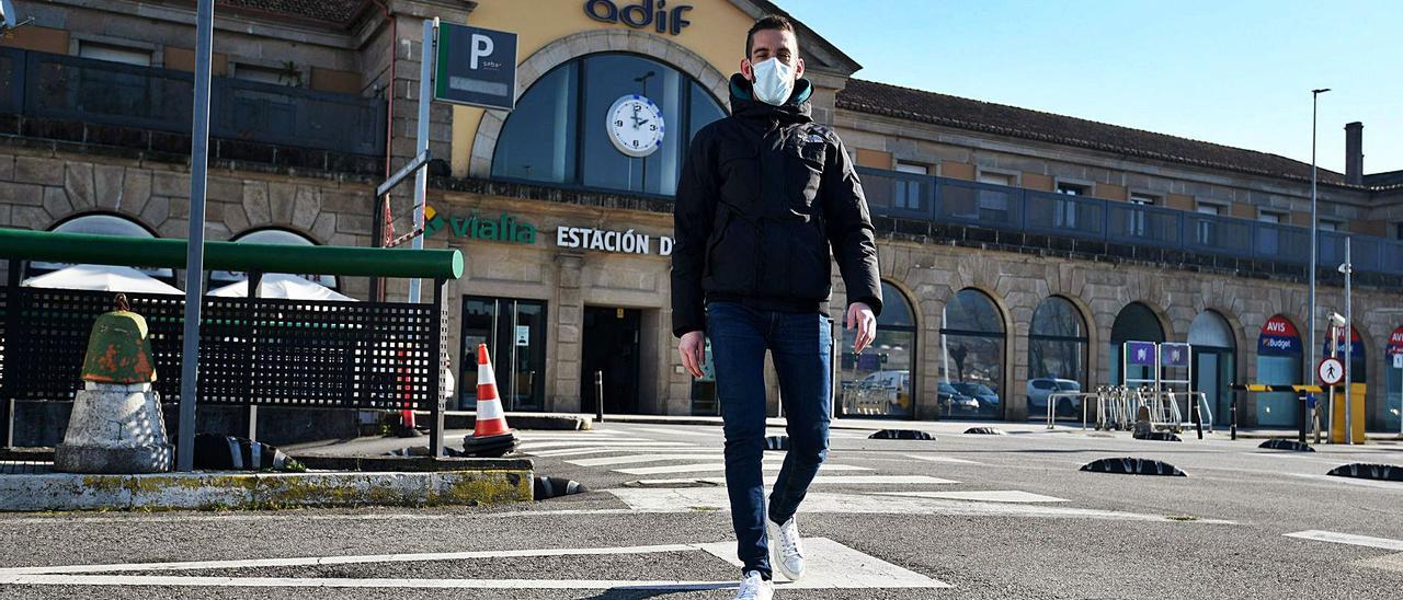 Saúl Paz Eiras, uno de los pasajeros que reclama a Renfe la devolución de los billetes tras el largo viaje desde Madrid a Pontevedra.  | // G. SANTOS