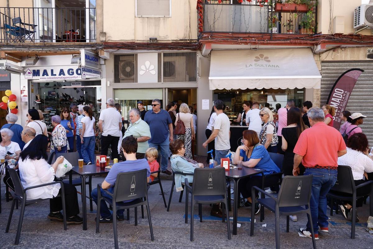 Los cacharritos, la magia y la barra anima las compras en una mañana de sábado calurosa