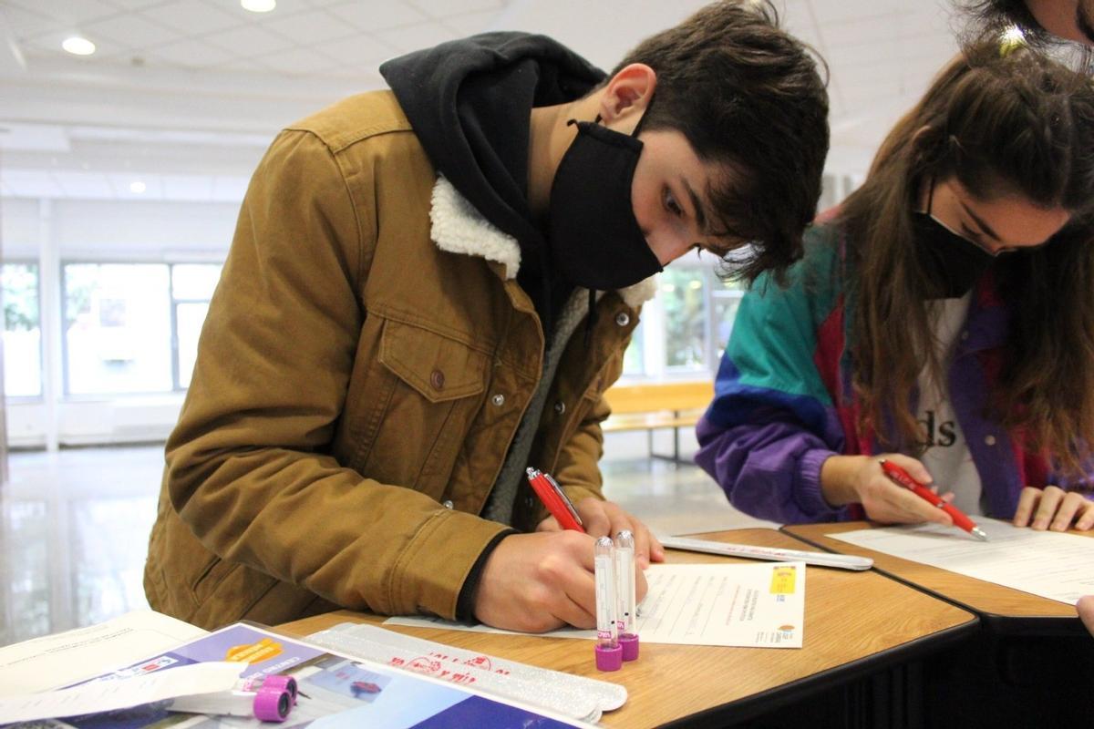 Archivo - Registro como donante de médula ósea.