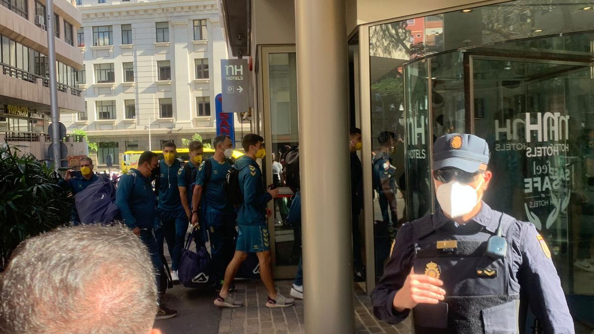 Llegada de la UD Las Palmas a Santa Cruz de Tenerife para el derbi en el Heliodoro.