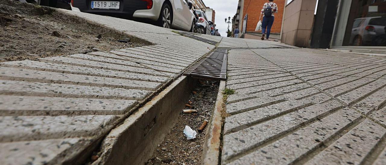 Aceras y asfalto en mal estado, ayer, en la Avenida del Mar. | Miki López