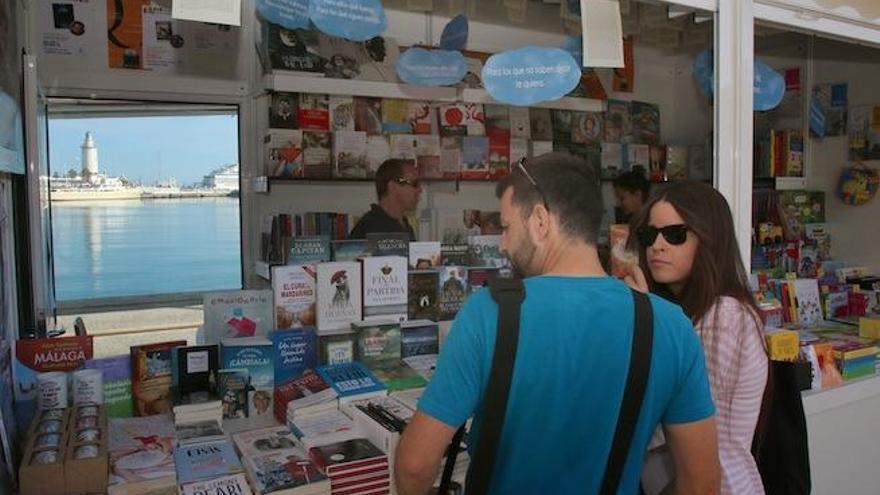 Una de las casetas de la Feria del Libro en el Puerto.