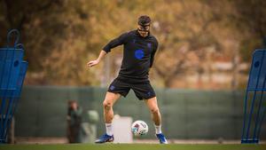 Lewandowski se ejercita con máscara al margen del grupo