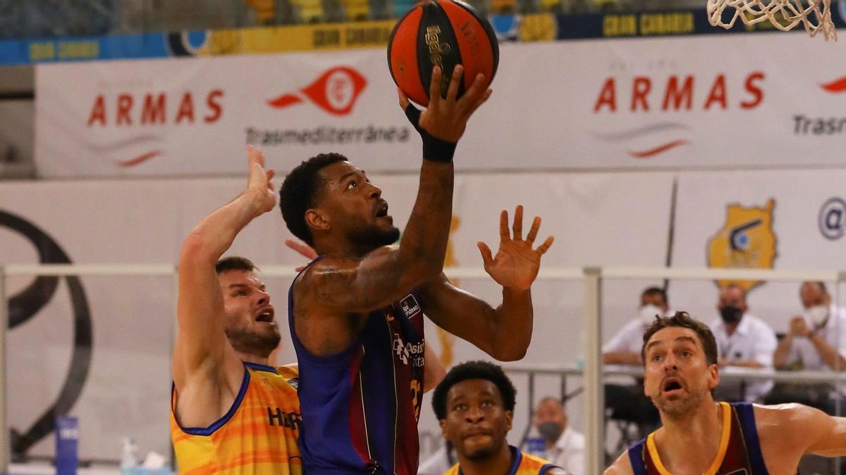 Hanga entra a canasta ante Dimsa mientras Pau Gasol observa la jugada.