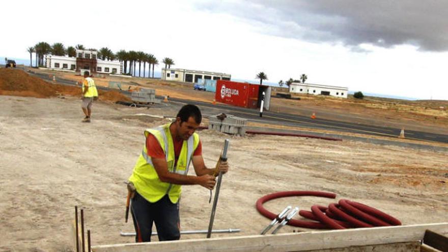 Unos operarios trabajan en la glorieta de acceso al futuro Parque Tecnológico de Fuerteventura, ayer. i  FUSELLI