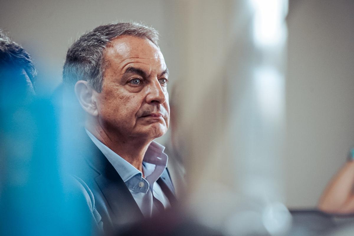 Archivo - El expresidente del Gobierno José Luis Rodríguez Zapatero durante la presentación del libro del exministro de Universidades Manuel Castells 'Testimonio: Viviendo historia', en el Círculo de Bellas Artes, a 8 de mayo de 2023, en Madrid (España).