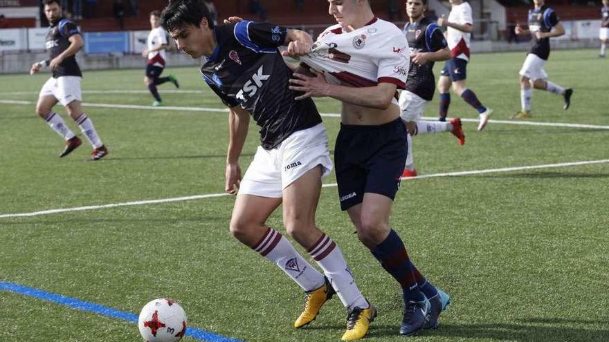 Gabancho protege el balón ante la presencia del fabril David.