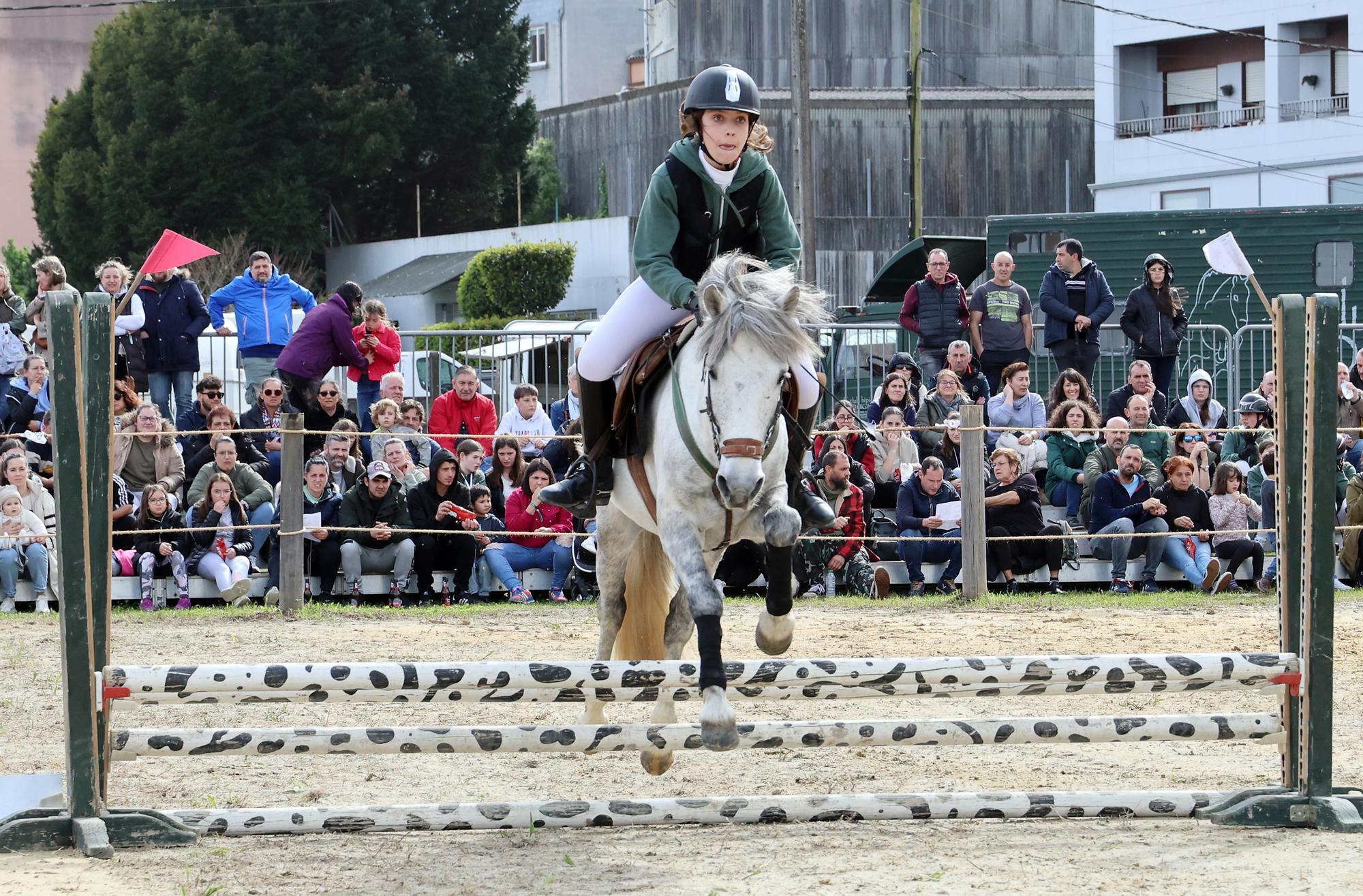 Tui. Concurso de saltos de caballo para niños durante la Feria Cabalar.