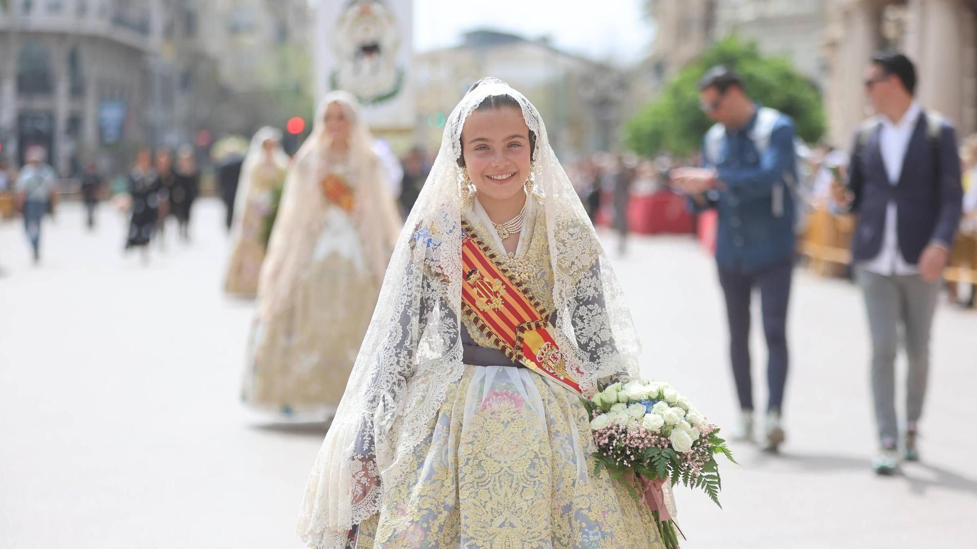 Las falleras ilustres de 2024 y 2023 en la Ofrenda de San Vicente