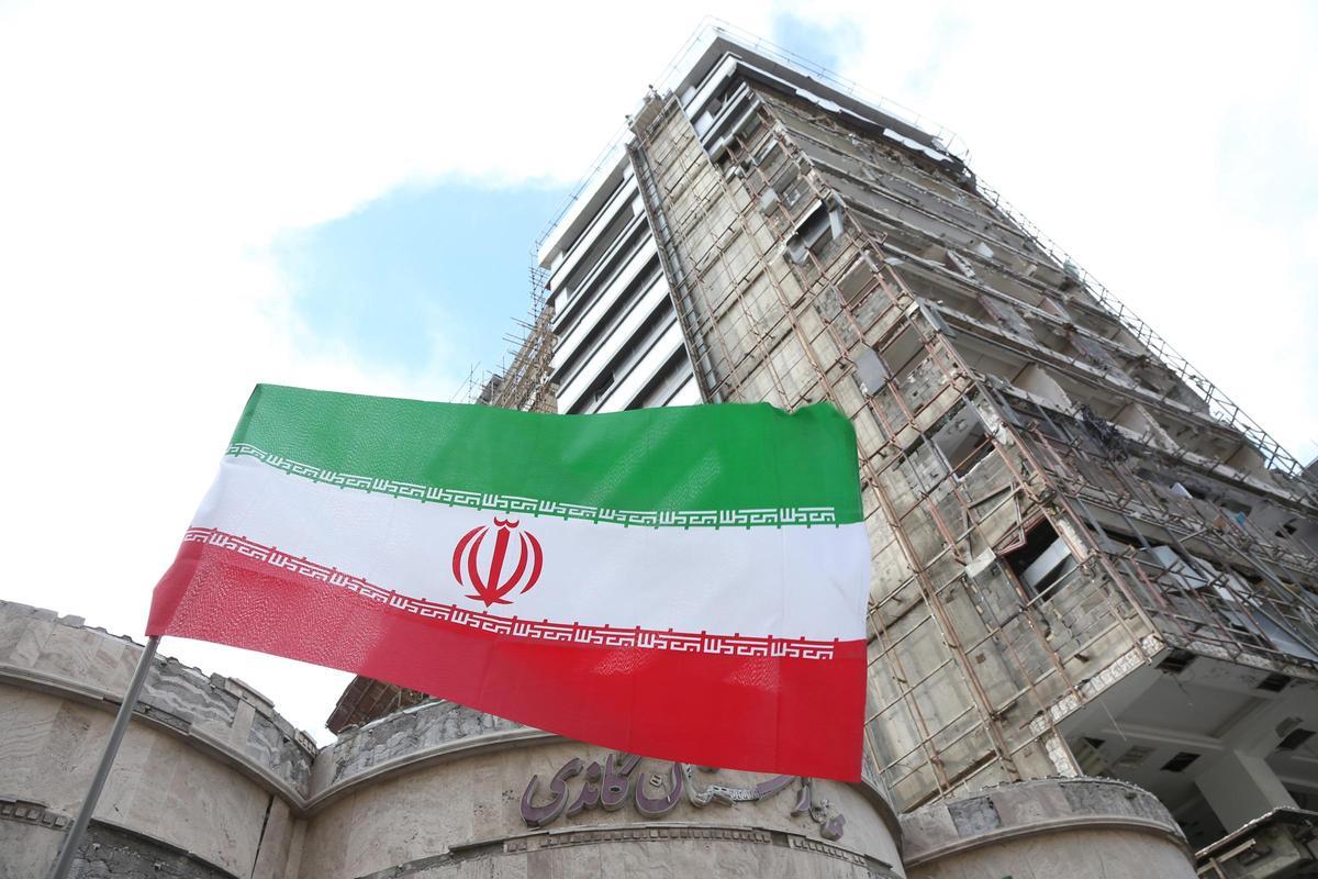 Bandera de Irán frente a un hospital dañado por los bombardeos de Estados Unidos e Israel en el marco de su ofensiva contra el país, lanzada el 28 de febrero de 2026 (archivo)