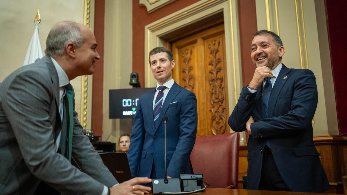 El concejal de Hacienda de Santa Cruz, el secretario del pleno y el alcalde.