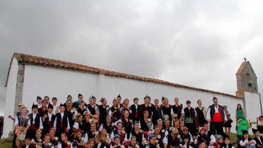 Miembros del bando de Santolaya de Villajormes, en 2014.