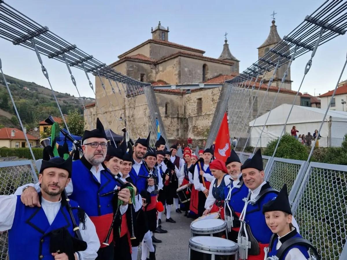 Integrantes de La Tarabica, en la fiesta de la vendimia de Cangas del Narcea
