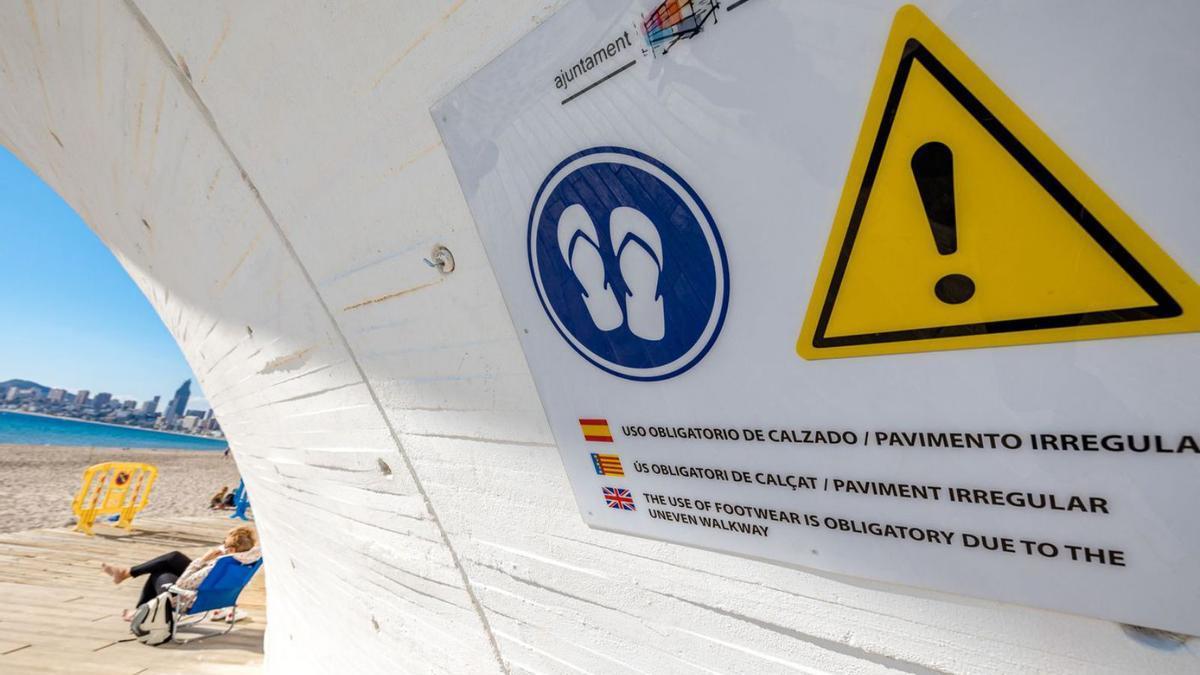 Los carteles colocados por el Ayuntamiento para alertar a los usuarios. | DAVID REVENGA