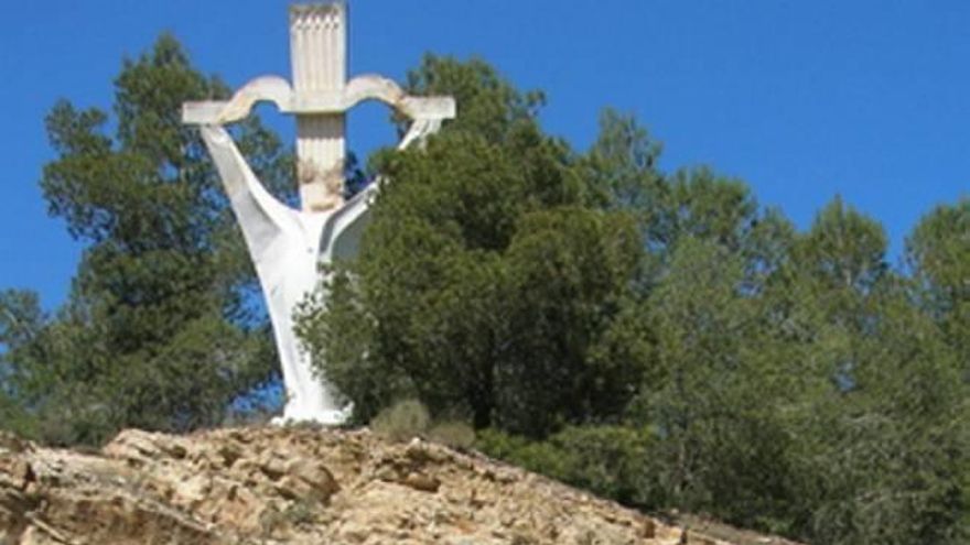 Piden la retirada &quot;del monumento franquista del Puerto de la Cadena&quot;