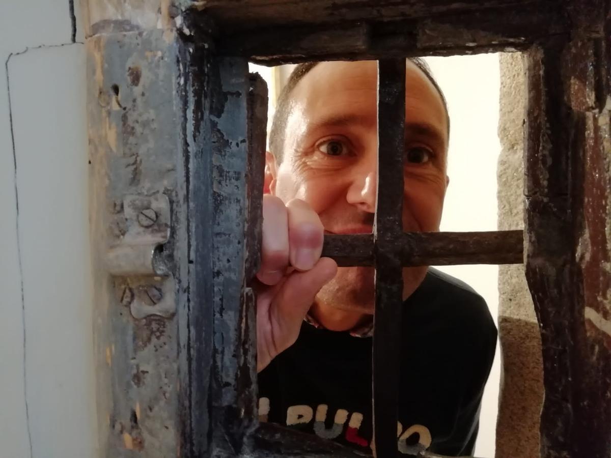 Meijide detrás de uno de los barrotes del edificio que acoge su primera exposición.