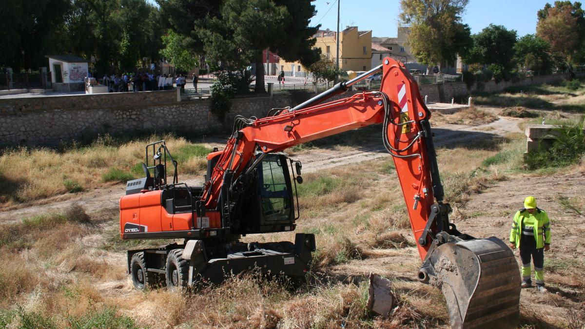 Una excavadora preparaba el terreno en la Rambla de Tiata para iniciar las obras junto al histórico Puente de la Torta.