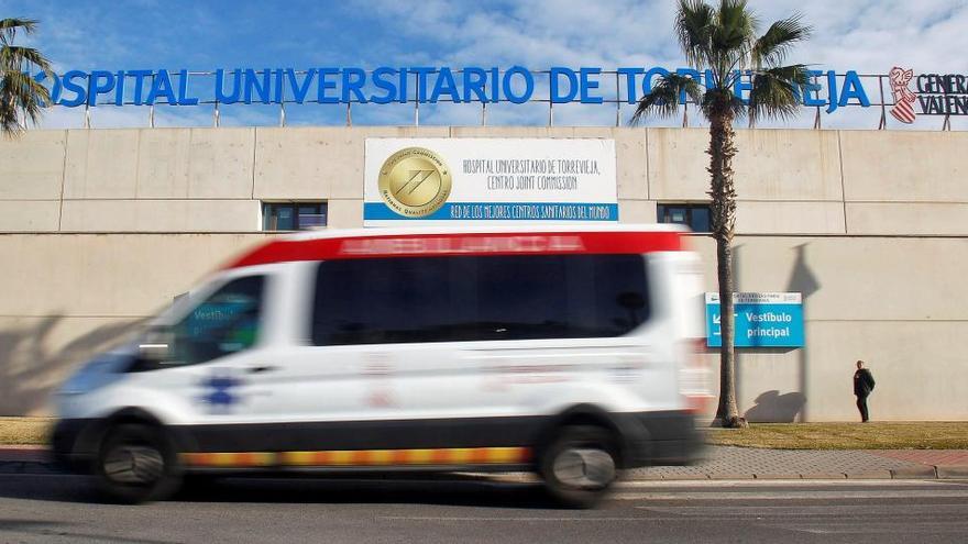 Imagen de una ambulancia a su paso por la fachada principal del Hospital Universitario de Torrevieja/ Foto EFE/PEP MORELL