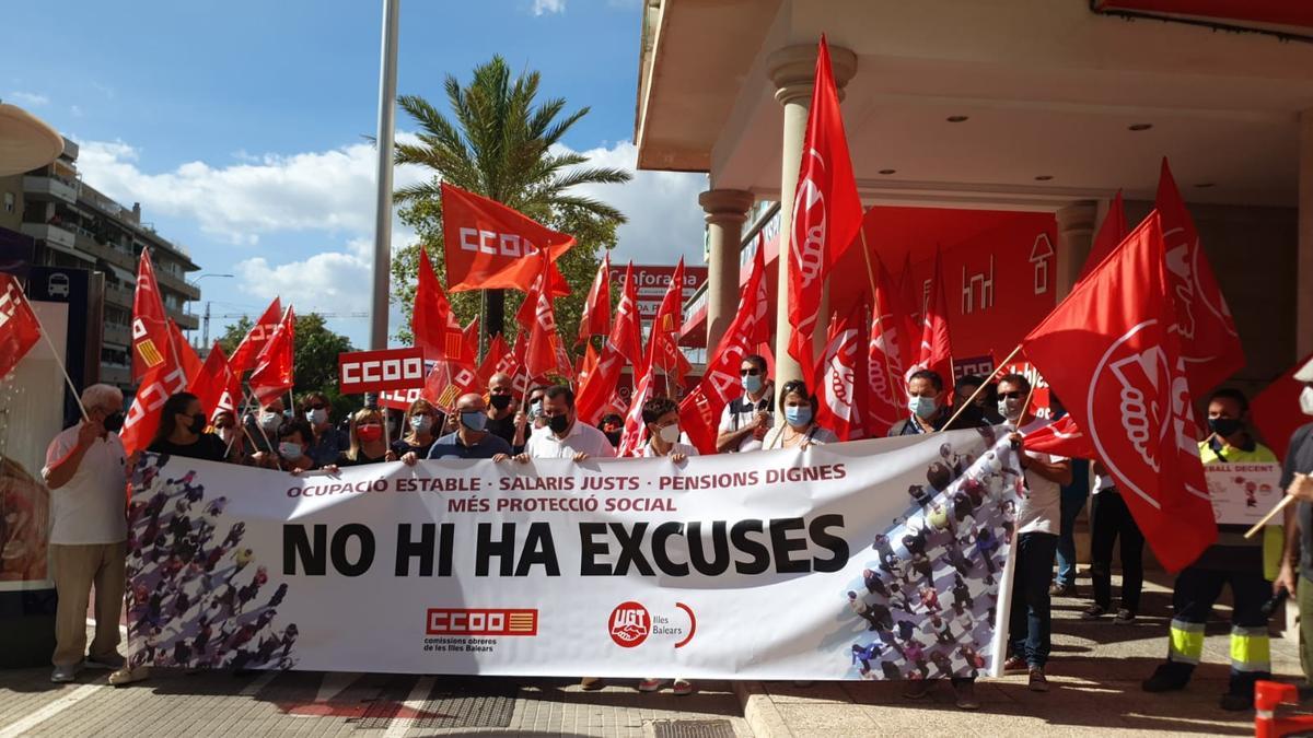 Afiliados y sindicalistas acudieron a la protesta de CCOO y UGT frente a la sede de CAEB.