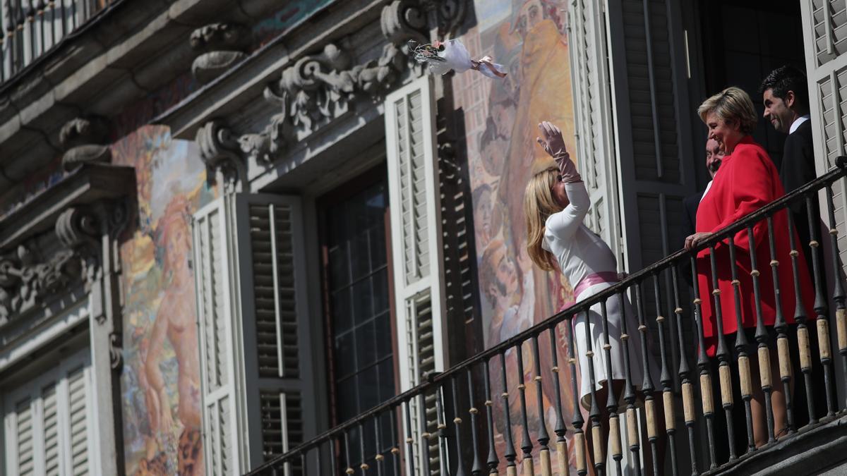 Archivo - Una mujer tira el ramo desde un balcón en una imagen de archivo