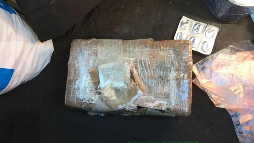 Paquete de cocaína que la policía halló en su vehículo.