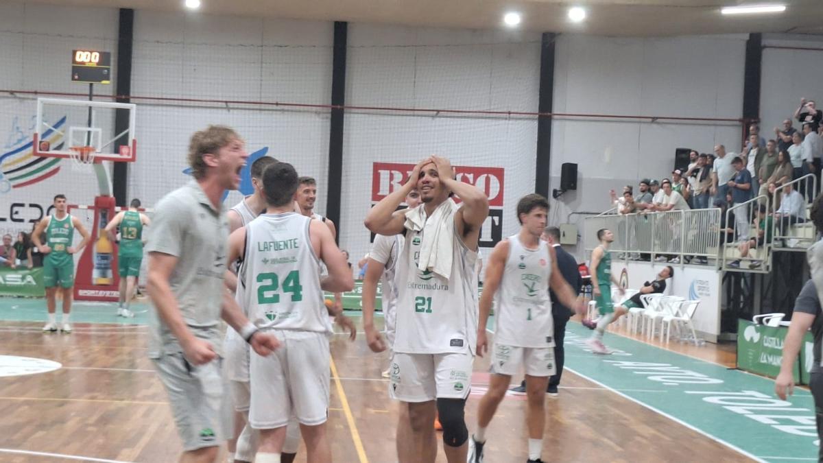 Emoción en los jugadores del Cáceres.