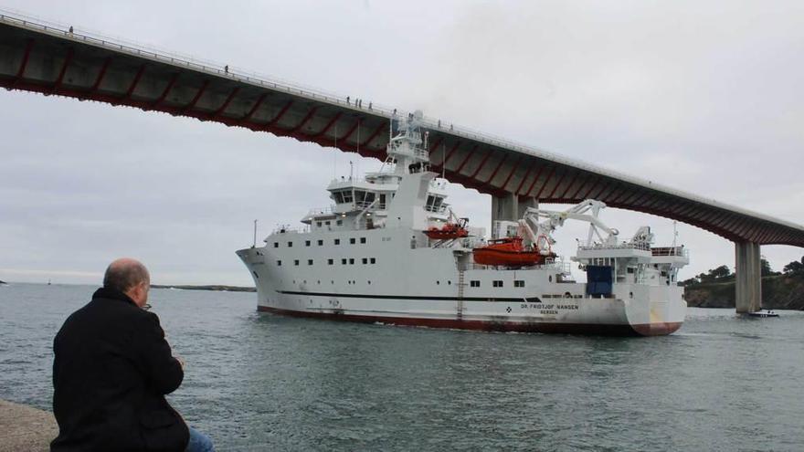 El buque oceanográfico &quot;Dr. Fridtjof Nansen&quot; abandona la ría para pasar pruebas