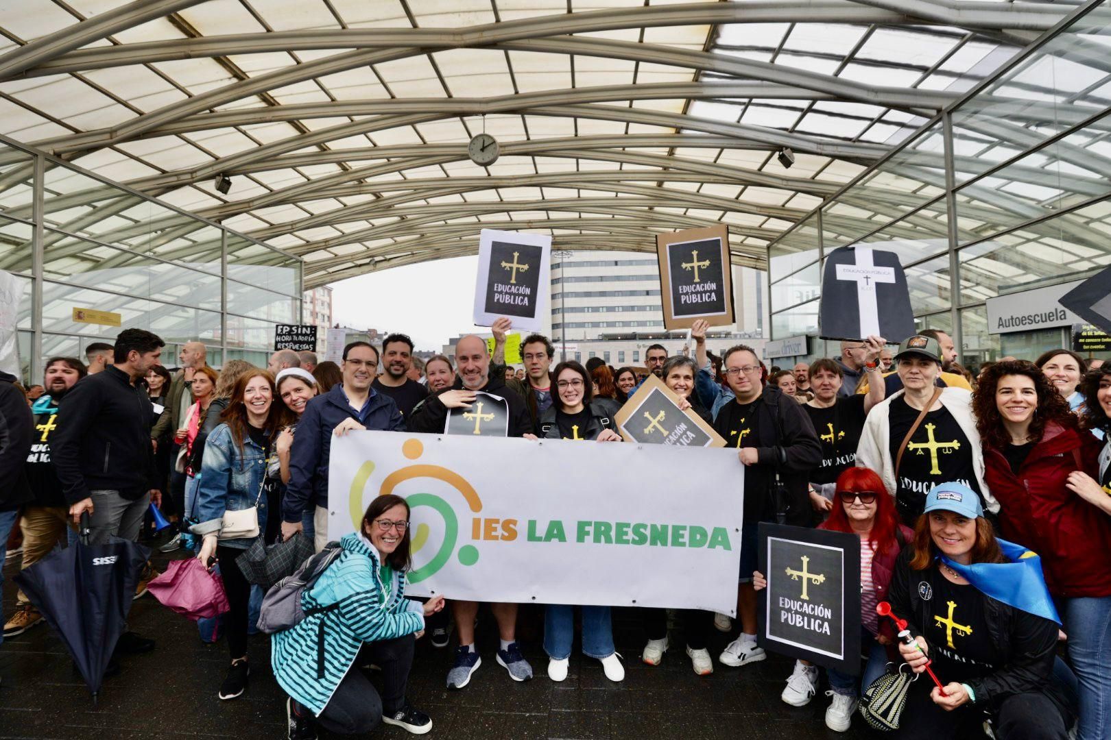 EN IMÁGENES: Así fue la gran manifestación de profesores por la enseñanza pública asturiana