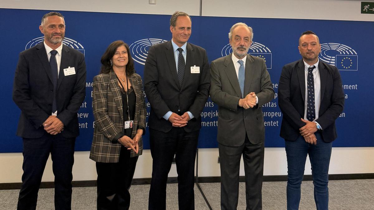 Delegación del Puerto de Vigo que viajó esta semana a Bruselas, encabezada por Carlos Botana, con el eurodiputado Francisco Millán Mon.