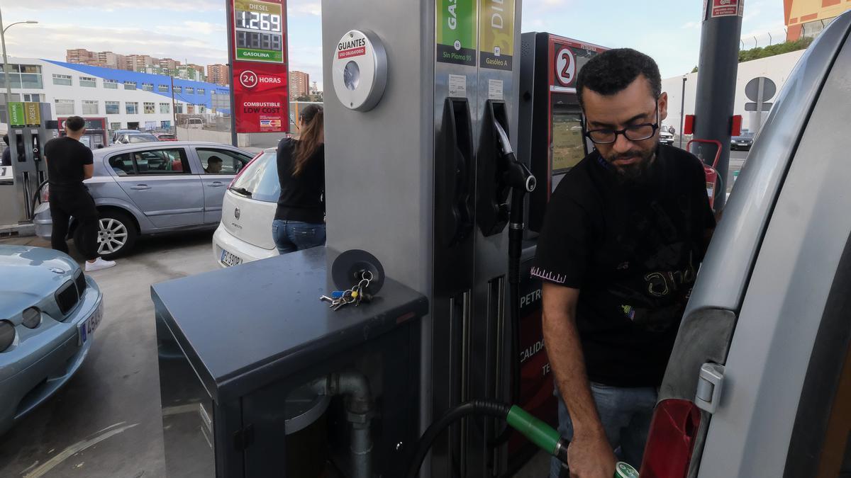 Varios conductores repostan en una gasolinera de Canarias.