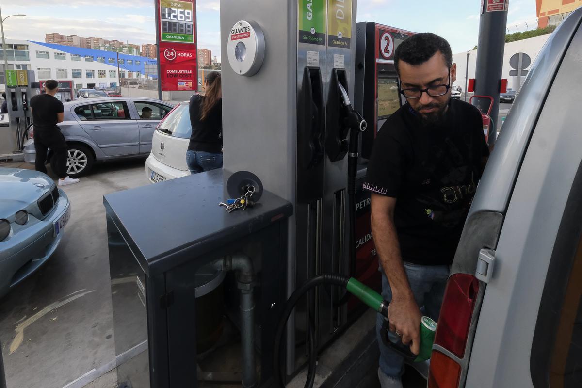 Varios conductores repostan en una gasolinera de Canarias.