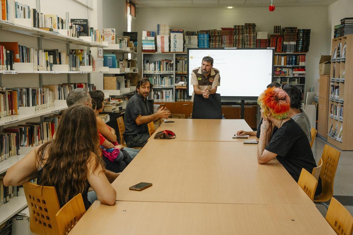 Fernando García Dory junto a uno de los profesores y varios alumnos en la Escuela de Pastores.