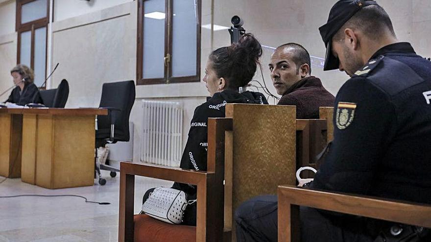 La pareja acusada, ayer durante el juicio celebrado en la Audiencia Provincial de Palma.