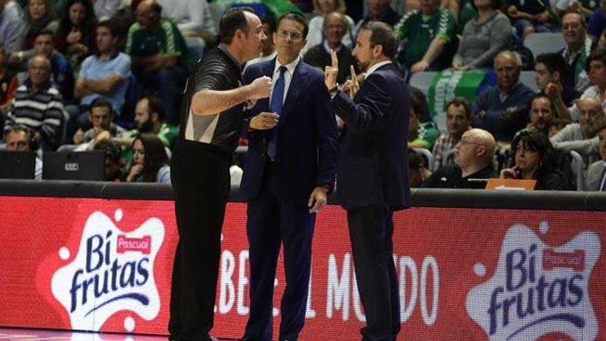 Pedro Martínez y Joan Plaza charlan con el árbitro principal, ayer en la banda del Martín Carpena.