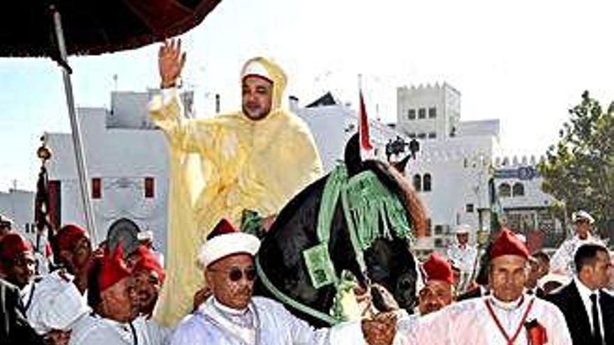Mohamed VI saluda en una desfilada a Rabat