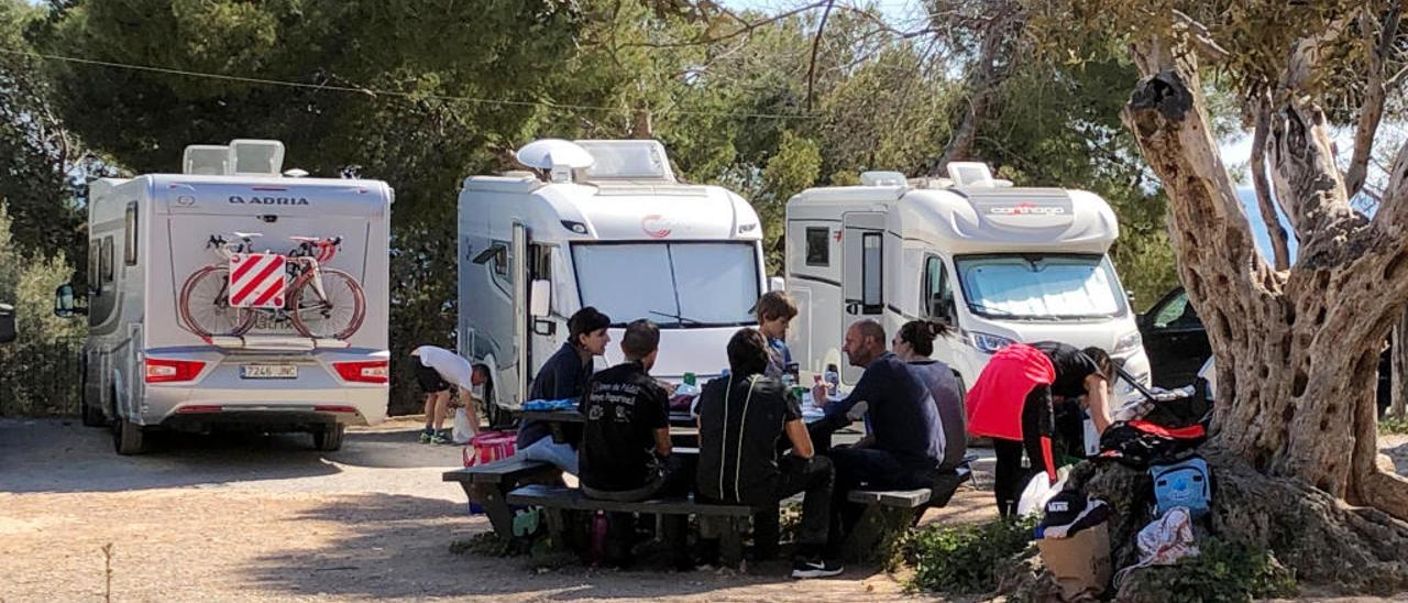 Autocaravanistas reunidos delante de sus vehículos en las inmediaciones del palacete de Villa Gadea de Altea.